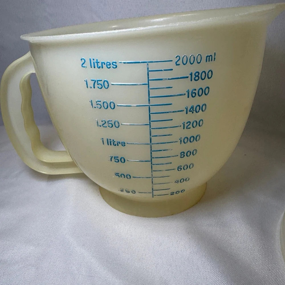 Vintage Tupperware Mix-N-Stor 2 Quart‎ Measuring Pitcher with Lid 1243 Cream